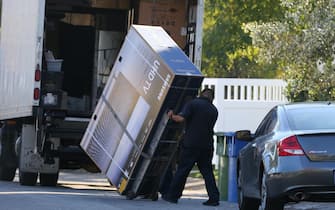 172760, EXCLUSIVE: Selena Gomez gets an enormous 82' Samsung UHD TV delivered to her house in Los Angeles. Los Angeles, California - Wednesday December 13, 2017.    Photograph: © JS/Miguel Aguilar, PacificCoastNews. Los Angeles Office (PCN): +1 310.822.0419 UK Office (Avalon): +44 (0) 20 7421 6000 sales@pacificcoastnews.com FEE MUST BE AGREED PRIOR TO USAGE