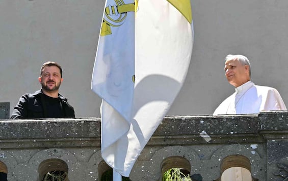 Papa a Zelensky: pronti a negoziati. Mattarella: pieno appoggio a Kiev