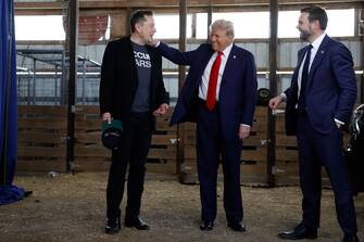 Donald Trump torna a Butler, dove il 13 luglio scorso un uomo tentò di ucciderlo. Trump, però, porta anche Elon Musk, che sale sul palco con il tycoon