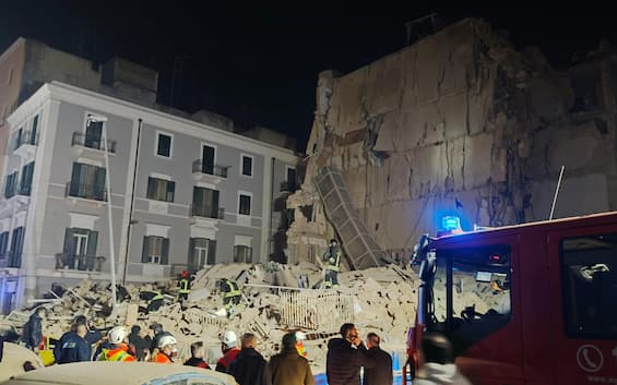 Bari, crolla palazzina nel quartiere Carrassi: si scava tra le macerie