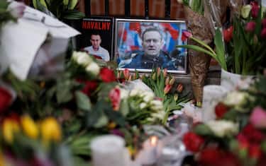epa11161220 Floral tributes left for the late Russian opposition leader Alexei Navalny outside the Russian Embassy in London, Britain, 17 February 2024. Russian opposition leader and outspoken Kremlin critic Alexei Navalny has died aged 47 in a penal colony, the Federal Penitentiary Service of the Yamalo-Nenets Autonomous District announced on 16 February 2024. In late 2023 Navalny was transferred to an Arctic penal colony considered one of the harshest prisons.  EPA/TOLGA AKMEN