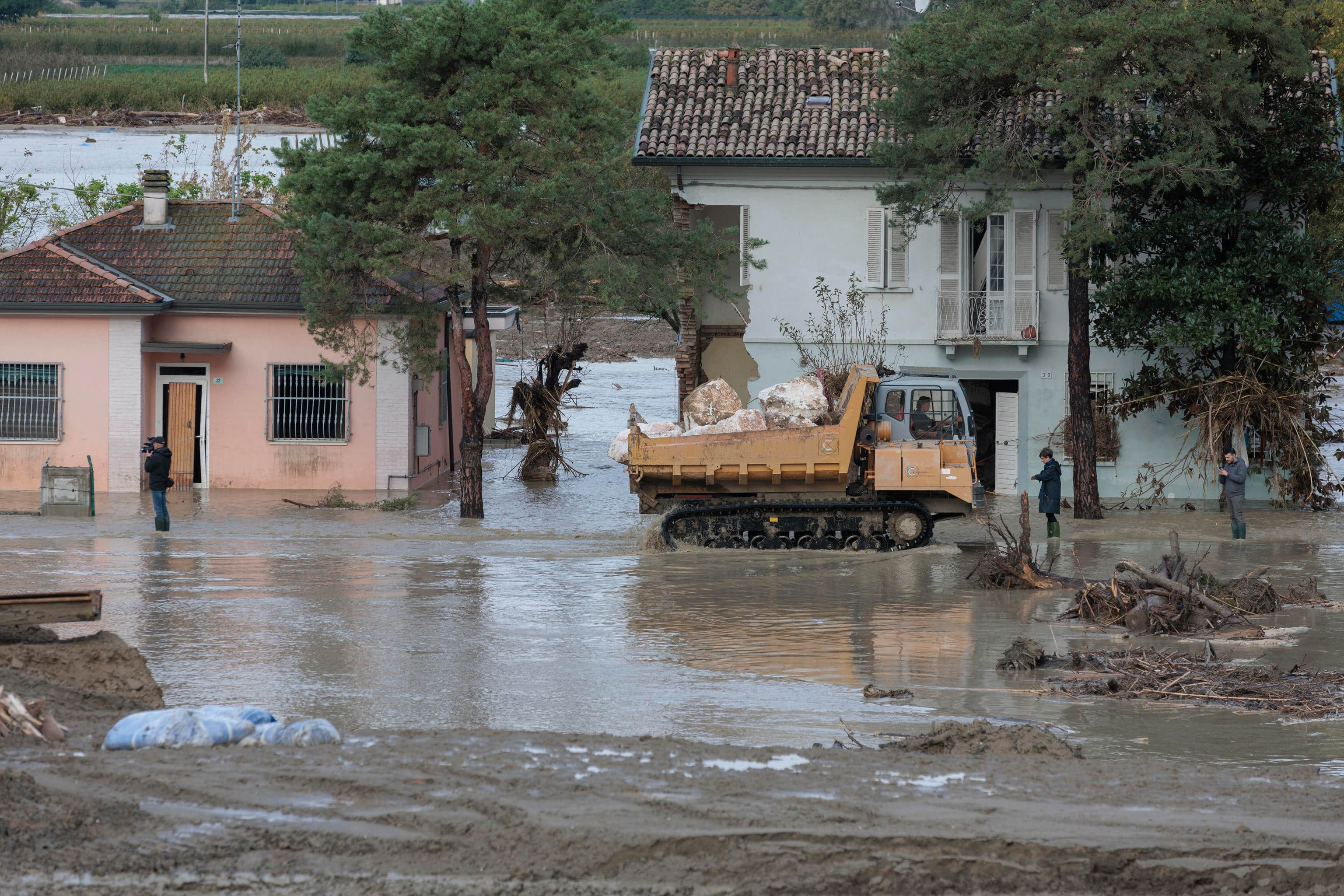 Il fiume Lamone ha tracimato dal cantiere di ricostruzione dell' argine allagando la zona rossa di Traversara, 4 otobre 2024.
ANSA/ Fabrizio Zani / Pasquale Bove