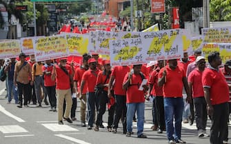 primo maggio colombo epa12067229 Supporters of the Sri Lanka Frontline Socialist Party march during the International Labor Day rally in Colombo, Sri Lanka, 01 May 2025. International Labor Day, or May Day, is observed worldwide on the first day of May to celebrate workers' economic and social achievements and to fight for laborers' rights. EPA/CHAMILA KARUNARATHNE