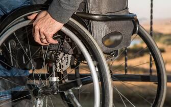 Disabile su una carrozzina