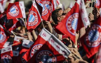 epa10660204 Fans of FC Bayern Munich cheer while waiting for their team celebrating on the balcony of the town hall at Marienplatz square after winning their 11th straight German Bundesliga title in Munich, Germany, 28 May 2023.  EPA/ANNA SZILAGYI