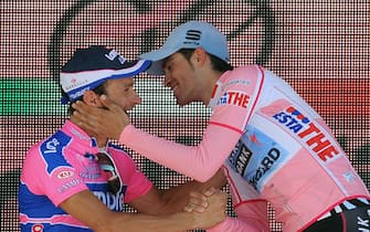 Il corridore spagnolo Alberto Contador della Saxo Bank festeggia con la maglia rosa sul podio la vittoria nel 94/o Giro d\