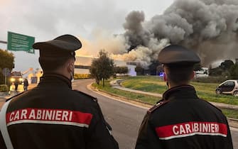 Carabinieri sul luogo del vasto incendio divampato nell'impianto di rifiuti di Malagrotta a Roma, 24 dicembre 2023.
ANSA/ CARABINIERI
+++ ANSA PROVIDES ACCESS TO THIS HANDOUT PHOTO TO BE USED SOLELY TO ILLUSTRATE NEWS REPORTING OR COMMENTARY ON THE FACTS OR EVENTS DEPICTED IN THIS IMAGE; NO ARCHIVING; NO LICENSING +++ NPK +++