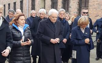 Il Presidente della Repubblica, Sergio Mattarella, ad Aushwitz durante la seconda giornata della sua visita in Polonia, 18 aprile 2023. Il Capo dello Stato dopo aver visitato il museo di Auschwitz parteciperà alla tradizionale Marcia dei vivi in ricordo delle vittime dell'Olocausto.      ANSA / Fabrizio Finzi