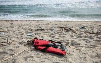 Sulle spiagge di Steccato di Cutro e Crotone continuano le ricerche dei naufraghi dispersi in mare dopo il naufragio di domenica scorsa nel quale sono morte ad oggi 63 migranti e 81 sono stati salvati, la spiaggia è ancora piena dei detriti e dei resti del barcone che si è spezzato nella notte.