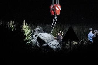 Rescuers remove the carcass of the car on which Laura Origliasso was traveling, the 5-year-old girl who lost her life when the car on which she was traveling home, along with her family, was involved in the crash of a Tricolor Arrow, near Turin, Italy, 16 September 2023.  (Frecce Tricolori bimba auto carcassa schianto Caselle)   ANSA / TINO ROMANO