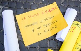 Priorità alla scuola, presidio contro la DaD a Montecitorio
