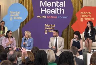 Prima di partire per l'America Latina, Jill Biden ha incontrato Selena Gomez alla Casa Bianca: la cantante e attrice, amatissima dai giovani, ha fatto un intervento al Mental Health Youth Action Forum nella East Room della Casa Bianca