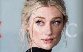 La bellezza naturale della Debicki, 32 anni, di nazionalità australiana, è stata esaltata dall'hairstyle del londinese Dayaruci, e da un make-up raffinato opera di Mary Wiles