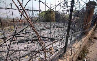 Il fuoco ha lambito le case e i palazzi ed è stato spento in tempo a Palermo, Sicilia, Italia, 25 luglio 2023.  The fire licked the houses and buildings and was put out in time in Palermo, Sicily, Italy, July 25, 2023. The Palermo Airport was temporarily closed to air traffic in the morning of 25 July after wildfires in the hills around the Sicilian city reached the airport perimeter.
ANSA/Lucio Ganci