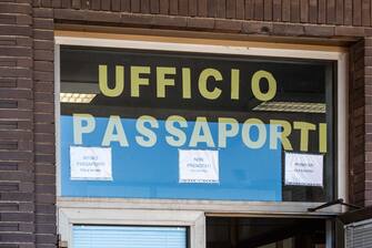 Foto LaPresse - 08/08/2022 Torino (Italia) News - Apertura straordinaria della Questura di Torino per il rinnovo di passaporti.
Nella foto: code fuori dalla Questura di Torino per il rinnovo dei passaporti.

August 8, 2022 Torino (Italia) News - Extraordinary opening of the police headquarters of Turin for the renewal of passports.
In the picture: queues outside the police headquarters of Turin for the renewal of passports.