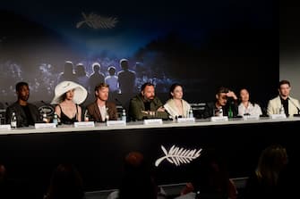 CANNES, FRANCE - MAY 18: Mamoudou Athie, Margaret Qualley, Jesse Plemons, Yorgos Lanthimos, Emma Stone, Willem Dafoe, Hong Chau and Joe Alwyn attend the "Kinds Of Kindness" press conference ahead of the 77th annual Cannes Film Festival at Palais des Festivals on May 18, 2024 in Cannes, France. (Photo by Stephane Cardinale - Corbis/Corbis via Getty Images)