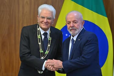 epa11480250 Italian President Sergio Mattarella (L), greets his Brazilian counterpart, Luiz Inacio Lula da Silva (R), after receiving a decoration during the signing ceremony of agreements, at the Palacio del Planalto, in Brasilia, Brazil, 15 July 2024. Lula da Silva received his Italian counterpart, Mattarella, before whom he insisted on the need to conclude the trade agreement between Mercosur and the European Union (EU), although he clarified that this depends on the community bloc.  EPA/Andre Borges