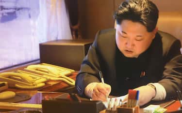 Kim Jong-un écrivant l'ordre de lancer du satellite Kwangmyongsong 3, en février 2016, Corée du Nord. (Photo by API/Gamma-Rapho via Getty Images)