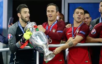 PARIS, FRANCE - JULY 10: (L-R) Rui Patricio of Portugal Ricardo Carvalho of Portugal Vieirinha of Portugal celebrating lifting the trophy during the  EURO match between France  v Portugal  at the Stade de France on July 10, 2016 in Paris France (Photo by Eric Verhoeven/Soccrates/Getty Images)
