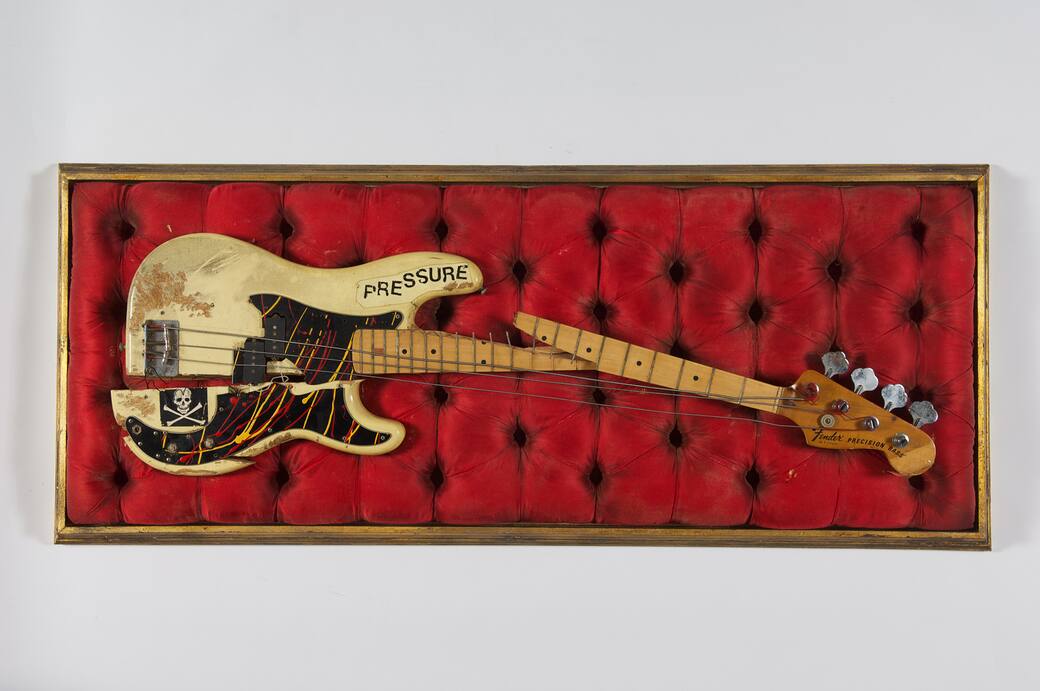 Paul_Simonon’s_Fender_Precision_Bass_(c)_The_Clash.jpeg