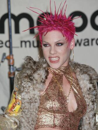 Pink look iconici American singer Pink attends the 2000 MTV Video Music Awards, held at Radio City Music Hall in New York City, New York, 7th September 2000. (Photo by Vinnie Zuffante/Getty Images)
