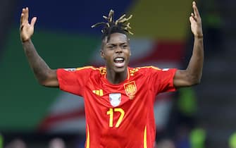 epa11478528 Nico Williams of Spain celebrates scoring the 1-0 goal during the UEFA EURO 2024 final soccer match between Spain and England, in Berlin, Germany, 14 July 2024.  EPA/CHRISTOPHER NEUNDORF