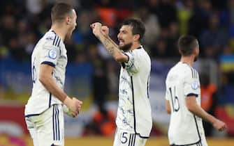 epa10986836 Italy s Francesco Acerbi (C) and teammates celebrate qualifying for the UEFA EURO 2024 after drawing in the UEFA EURO 2024 Group C qualification match between Ukraine and Italy in Leverkusen, Germany, 20 November 2023.  EPA/CHRISTOPHER NEUNDORF