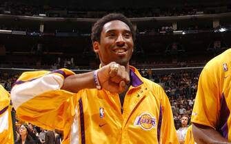 30 Oct 2001:  Kobe Bryant #8 and Shaquille O''Neal #34 of the Los Angeles Lakers looking at their Championship ring before the game against the Portland Trailblazers at Staples Center in Los Angeles, California.  DIGITAL IMAGE  Mandatory Credit:  Catherine Steenkeste/ NBAE/ Getty Images