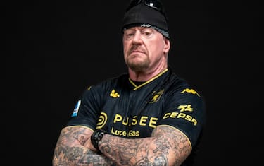 The Undertaker in posa con la terza maglia del Genoa