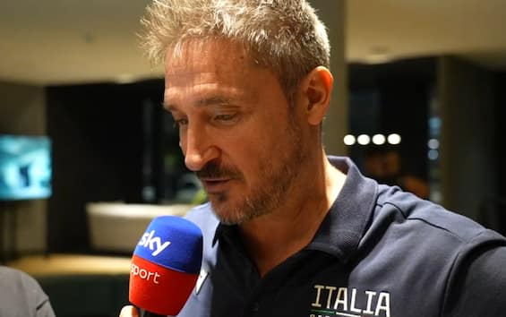 https://static.sky.it/editorialimages/2f8ce30ed07984665bab394fbbf90e7964bf91bb/skysport/it/basket/video/2025/08/23/italia-grecia-basket-pozzecco-intervista-video-1030758/pozzecco_screen_italia.jpg?im=Resize,width=565