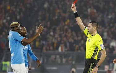 Referee  Andrea Colombo shows the red card to Napoli's Victor Osimhen (L) during the Italian Serie A soccer match between AS Roma and SSC Napoli at the Olimpico stadium in Rome, Italy, 23 December 2023. ANSA/FABIO FRUSTACI