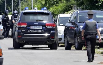 Un'auto dei carabinieri sul luogo di una sparatoria ad Ardea
