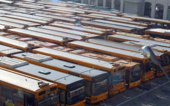20040130-FIRENZE-CRO-SCIOPERO AUTOBUS. Il deposito dell' ATAF, azienda dei trasporti urbani fiorentina, pieno di autobus, che questa mattina non sono partiti per il loro percorso quotidiano, a causa dello sciopero dei lavoratori. MARCO BUCCO/ANSA.