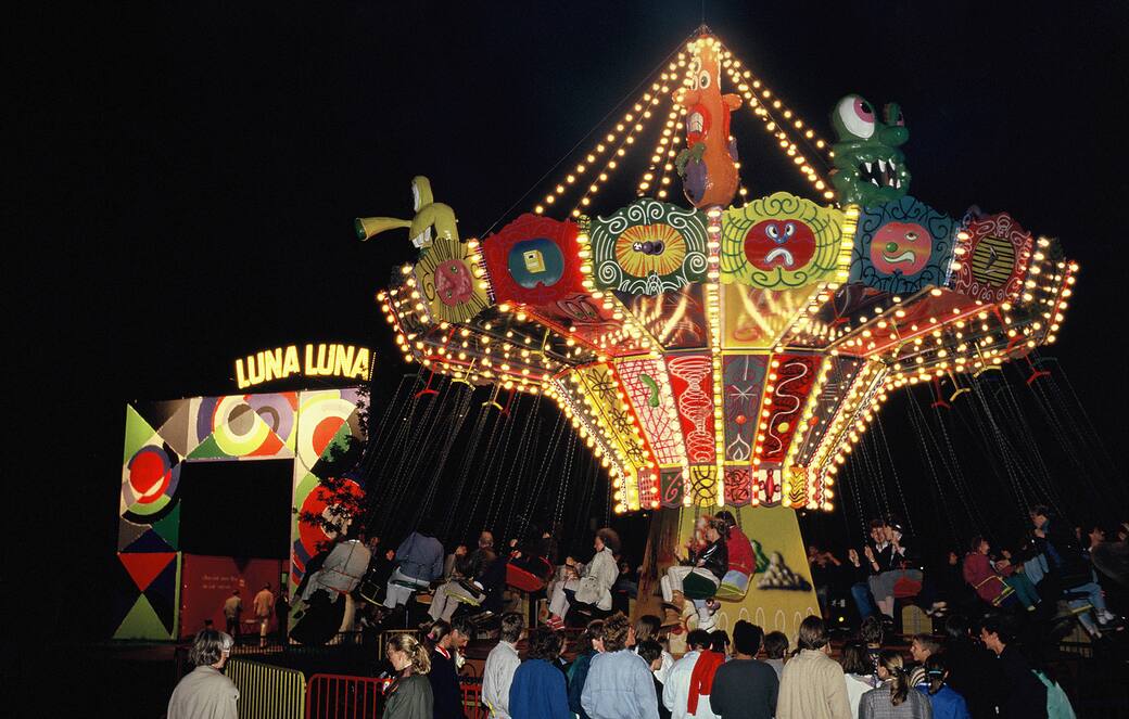 Sonia_Delaunay_arch_and_Kenny_Scharf_ride_Luna_Luna_Hamburg_Germany_1987.jpg