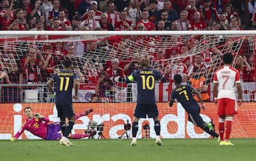 epa11311187 Madrid's Vinicius Junior (2R)  in action prior scoring 2-2 against Munich's goalkeeper Manuel Neuer (L) during the UEFA Champions League semi final, 1st leg match between Bayern Munich and Real Madrid in Munich, Germany, 30 April 2024.  EPA/ANNA SZILAGYI