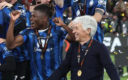 epa11361685 Atalanta players celebrate with the trophy after winning the UEFA Europa League Final soccer match of Atalanta BC against Bayer 04 Leverkusen, in Dublin, Ireland, 22 May 2024.  EPA/DAMIEN EAGERS