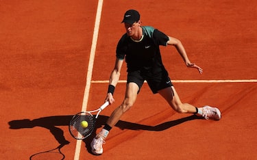 MONTE-CARLO, MONACO - APRIL 13: Jannik Sinner of Italy plays a forehand during the semi-final match against Stefanos Tsitsipas of Greece during day seven of the Rolex Monte-Carlo Masters at Monte-Carlo Country Club on April 13, 2024 in Monte-Carlo, Monaco. (Photo by Julian Finney/Getty Images)