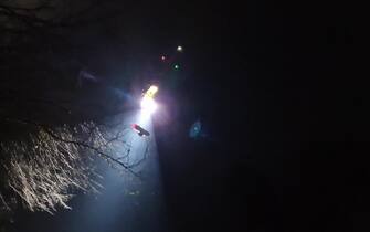 ottavia piana La barella con la speleologa Ottavia Piana portata fuori dalla grotta nell'Abisso Bueno Fonteno, nel Bergamasco, 18 dicembre 2024, in un fermoimmagine del video del salvataggio del Soccorso alpino. La donna di 32 anni avrebbe riportato traumi alle vertebre e alle costole, fratture alle ossa facciali e a un ginocchio, ed è stata trasferita in elicottero all'ospedale di Bergamo. ANSA / SOCCORSO ALPINO ANSA PROVIDES ACCESS TO THIS HANDOUT PHOTO TO BE USED SOLELY TO ILLUSTRATE NEWS REPORTING OR COMMENTARY ON THE FACTS OR EVENTS DEPICTED IN THIS IMAGE; NO ARCHIVING; NO LICENSING NPK