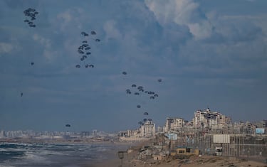 epa11204541 Humanitarian aid is air-dropped by US aircraft over the northern Gaza Strip, 07 March 2024. The international community is combining efforts to increase humanitarian assistance to the residents of Gaza affected by the ongoing conflict. More than 30,000 Palestinians and over 1,300 Israelis have been killed, according to the Palestinian Health Ministry and the Israel Defense Forces (IDF), since Hamas militants launched an attack against Israel from the Gaza Strip on 07 October 2023, and the Israeli operations in Gaza and the West Bank which followed it.  EPA/MOHAMMED SABER