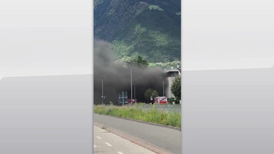incendio a merano deposito di pneumatici in fiamme