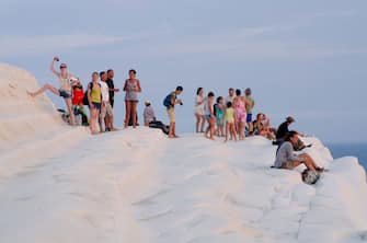 Scala dei Turchi, Ã  Realmonte proche d'Agrigente. Touristes, promeneurs sur les falaises de calcaire blanc, sculptÃ©es en escalier par l'Ã©rosion. (Photo by Henri-Alain SEGALEN/Gamma-Rapho via Getty Images)