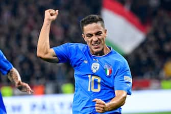 epa10208163 Giacomo Raspadori of Italy celebrates scoring the opening goal in the UEFA Nations League Division A, Group 3 soccer match between Hungary and Italy at Puskas Arena, Budapest, Hungary, 26 September 2022.  EPA/Zsolt Szigetvary HUNGARY OUT