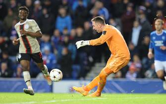 epa10280381 Rangers goalkeeper Allan McGregor (C) in action during the UEFA Champions League group A soccer match between Glasgow Rangers and Ajax Amsterdam in Glasgow, Britain, 01 November 2022.  EPA/ROBERT PERRY