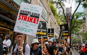 Attori e sceneggiatori manifestano a New York