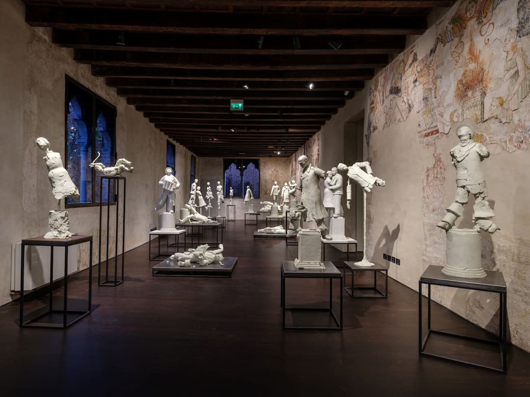 Grisha Bruskin, In bilico (2001-2003), installation view, credit Andrea Avezzù