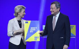 President of European Commission Ursula von der Leyen (L) gives the 'Next Generation EU recovery program of the European Union' to Italian Prime Minister Mario Draghi as they attend a press conference after their meeting at Cinecitta' studios in Rome, Italy, 22 June 2021.  ANSA/ETTORE FERRARI
 