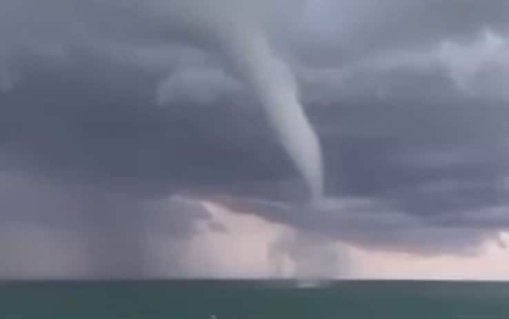 Tromba marina a Francavilla al Mare, le immagini sui social. VIDEO