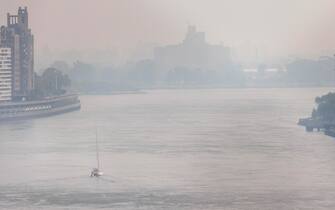 epa10679898 A sailboat on a hazy East River as smoke from wildfires burning in Canada continues to create unhealthy air quality conditions in New York, New York, USA, 08 June 2023. New York City continues to be under an air quality alert as result of the smoke, which is affecting large portions of the United States.  EPA/JUSTIN LANE