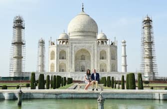 Britain's Prince William, Duke of Cambridge(R) and Catherine, Duchess of Cambridge pose at The Taj Mahal in Agra on April 16, 2016. (Photo by MONEY SHARMA / POOL / AFP) (Photo by MONEY SHARMA/POOL/AFP via Getty Images)