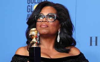 epaselect epa06424215 Oprah Winfrey holds the 2018 Golden Globe Cecil B. DeMille Award in the press room during the 75th annual Golden Globe Awards ceremony at the Beverly Hilton Hotel in Beverly Hills, California, USA, 07 January 2018.  EPA/MIKE NELSON